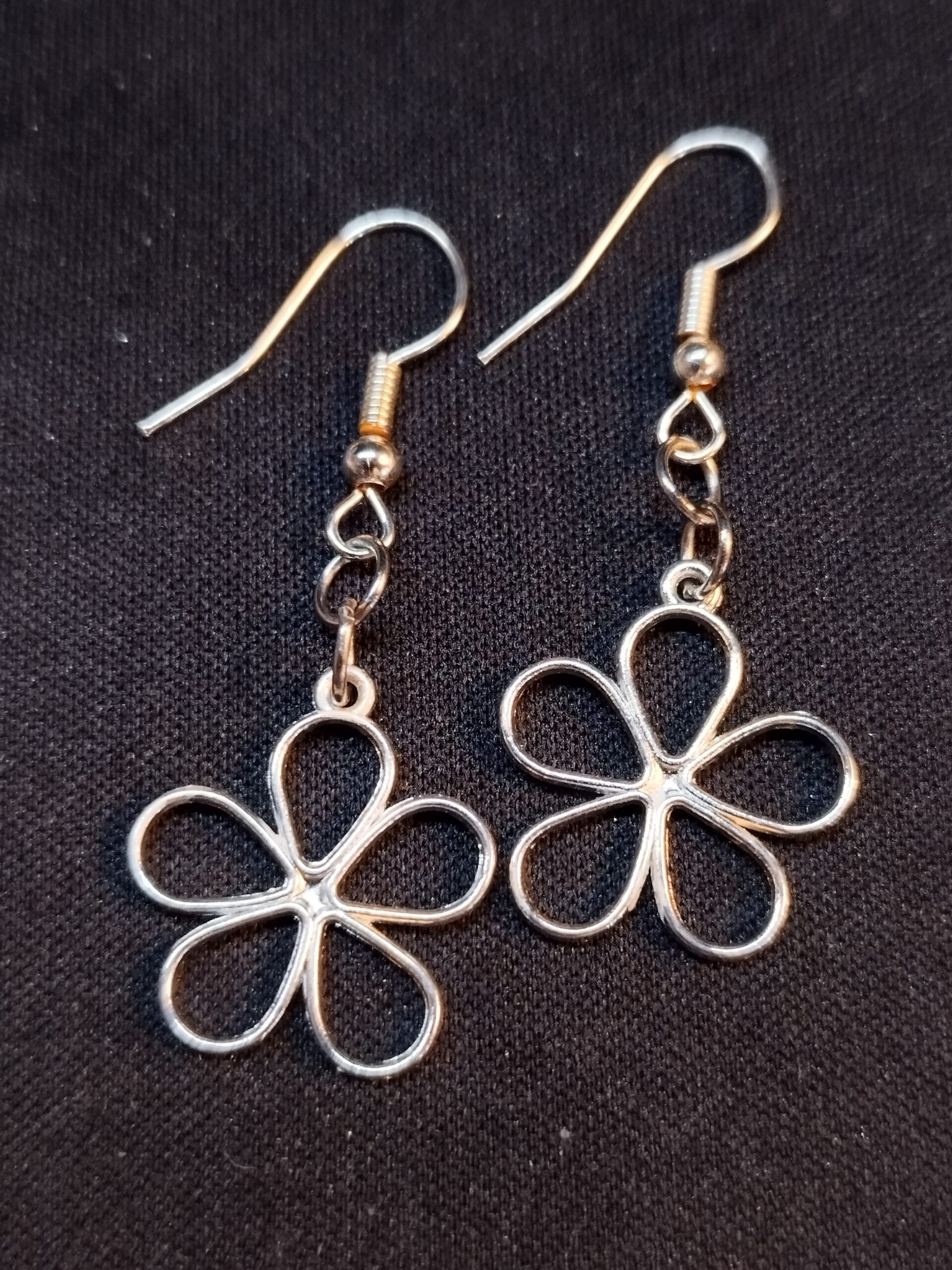 Gorgeous Sparkling White and Silver Necklace and Earring Set - Image 2