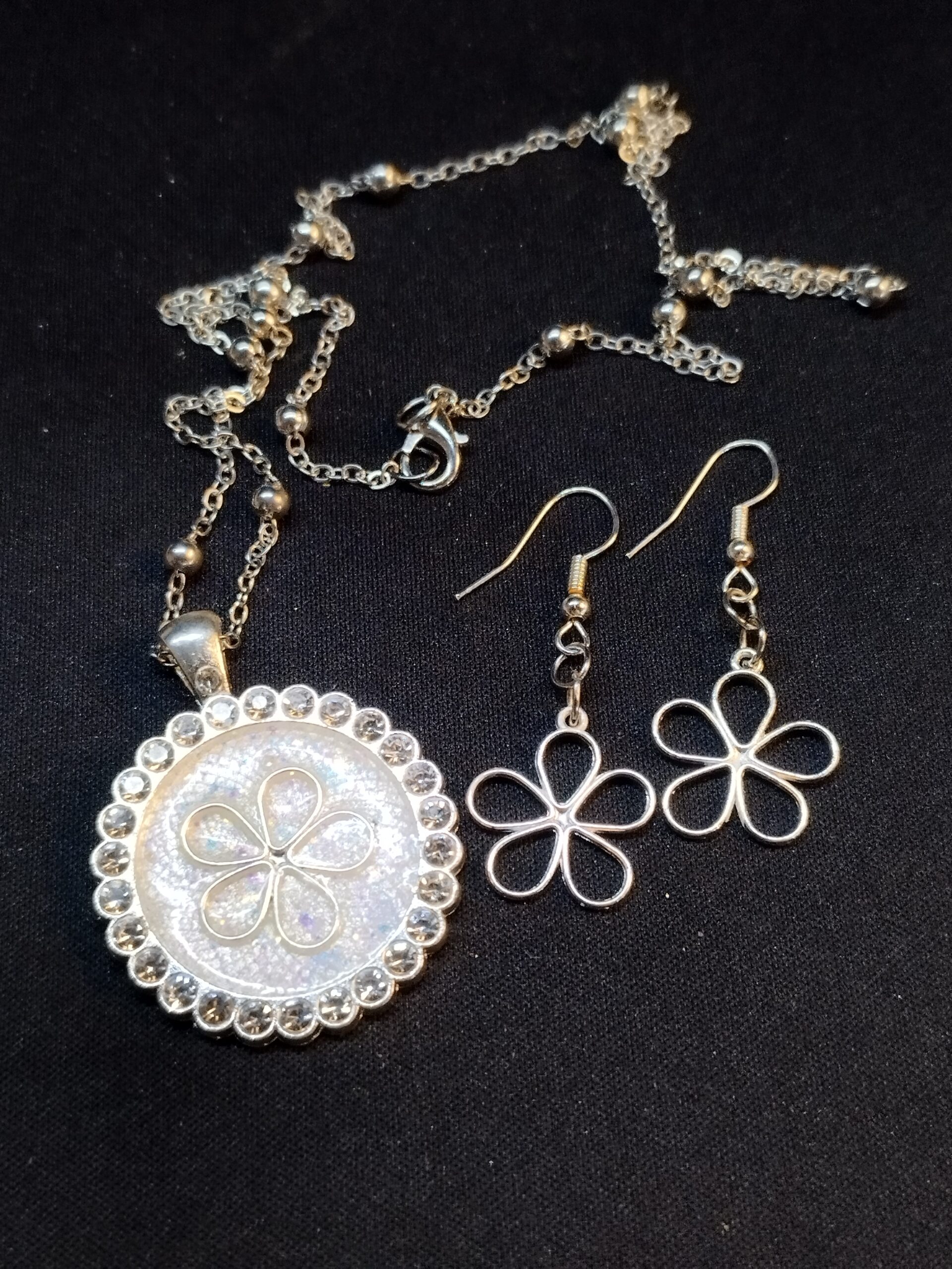 Gorgeous Sparkling White and Silver Necklace and Earring Set - Image 4