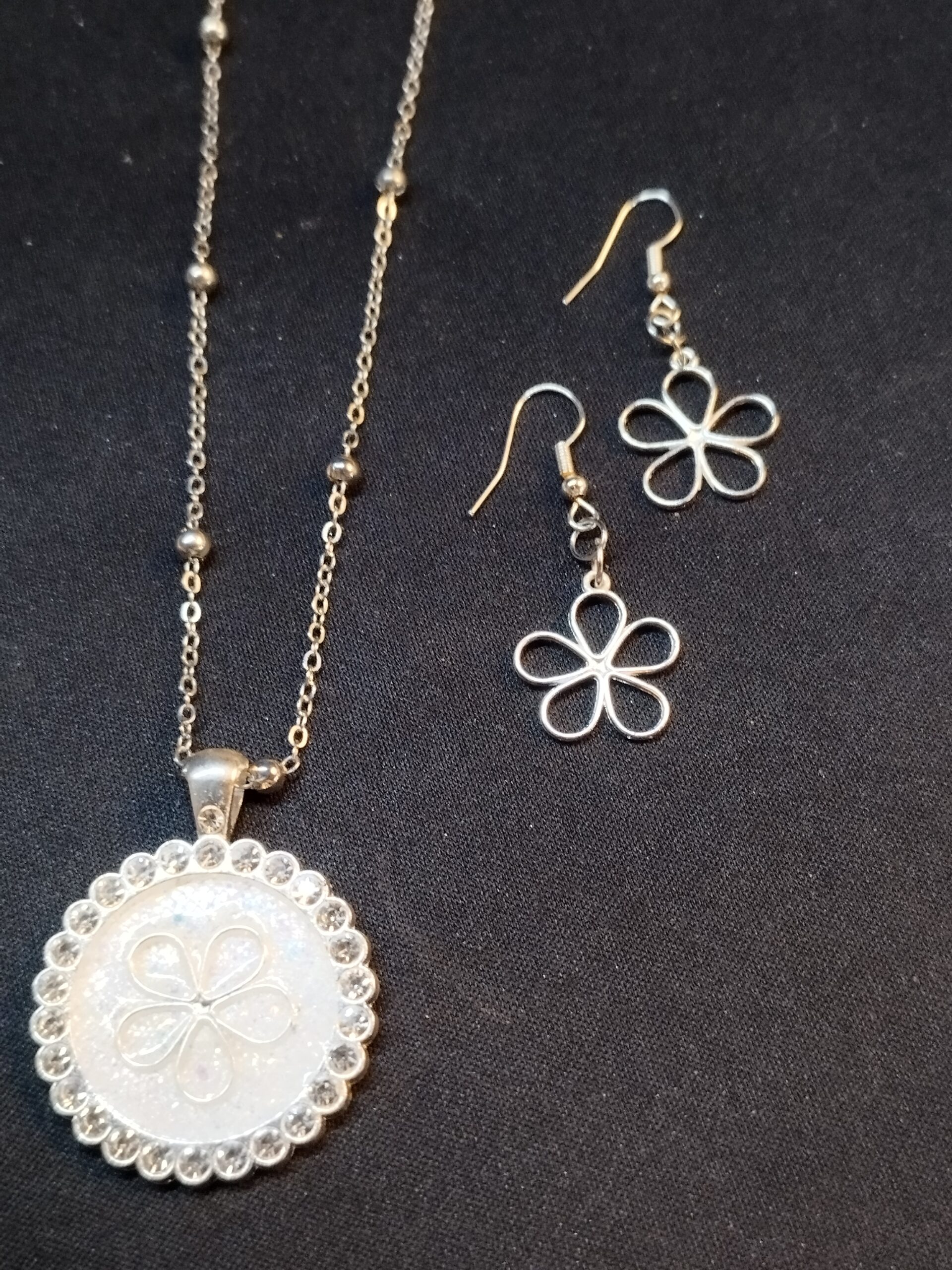 Gorgeous Sparkling White and Silver Necklace and Earring Set - Image 5