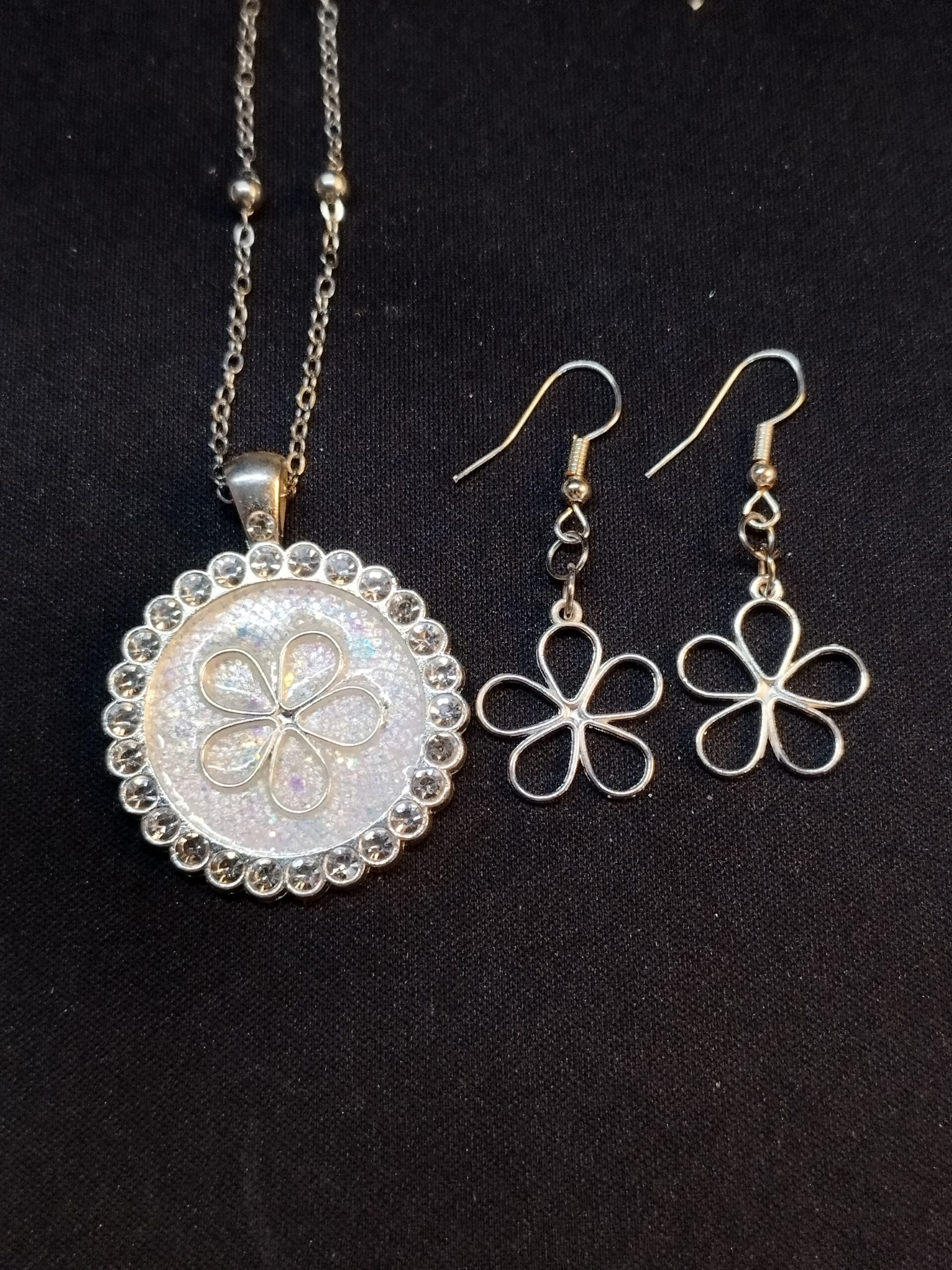 Gorgeous Sparkling White and Silver Necklace and Earring Set